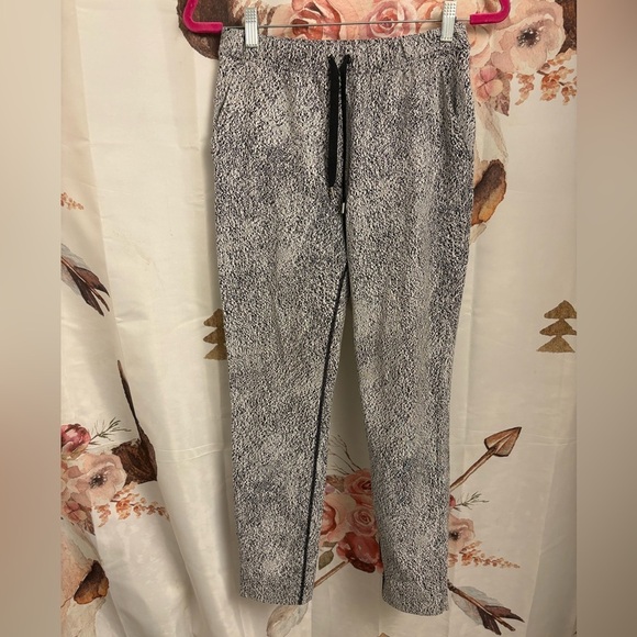 lululemon athletica Pants - Size 2 lululemon Gray Patterned Pants​​